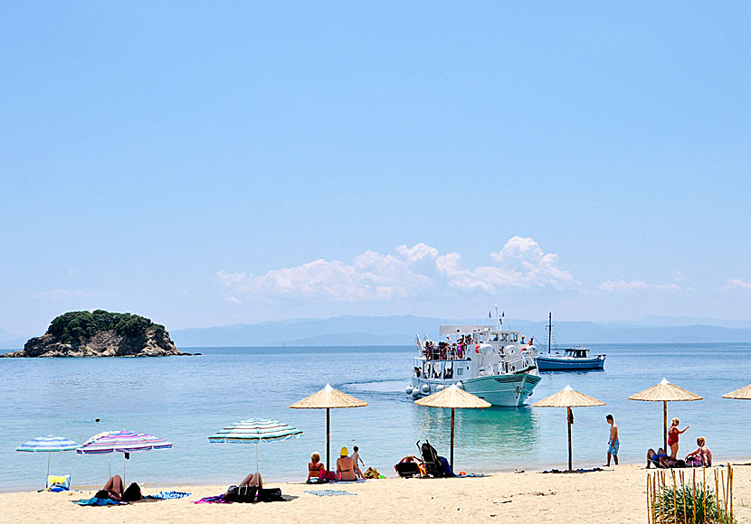 Troulos beach och Troulos Island på Skiathos.