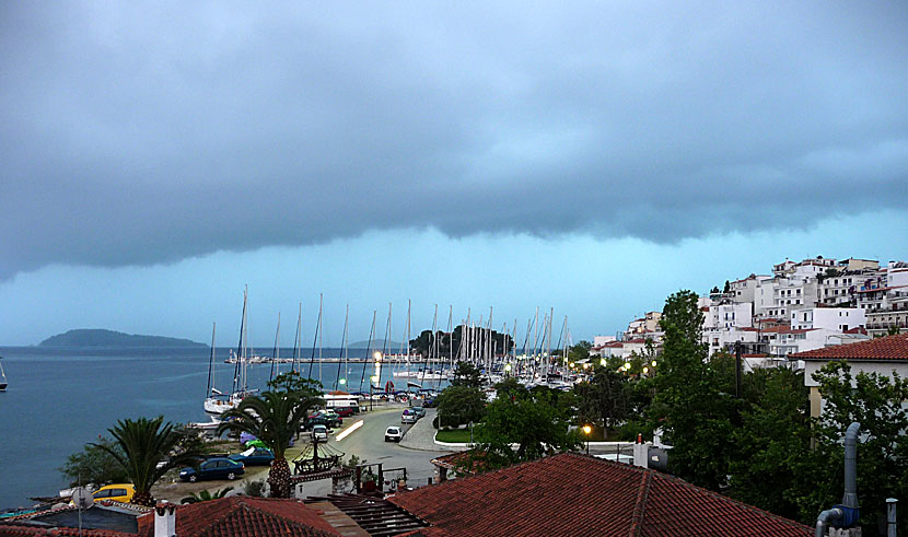 Regn och åska på Skiathos. Vädret i Grekland.