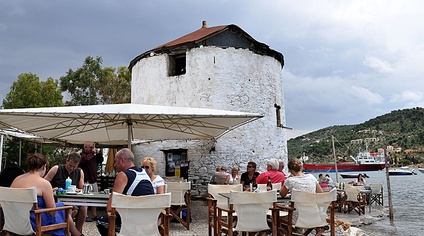 Från Taverna Mylos har man har full koll på alla plan som landar på Skiathos.