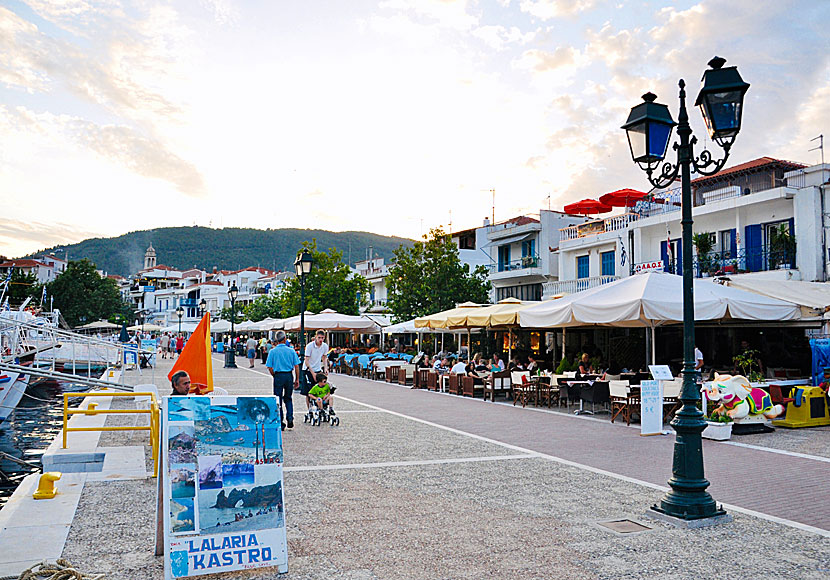 Utflyktsbåtar till Lalaria island och Skiathos gamla huvudstad Kastro.