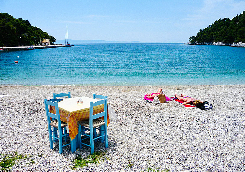 Solstolar och parasoll på Agnontas beach. 