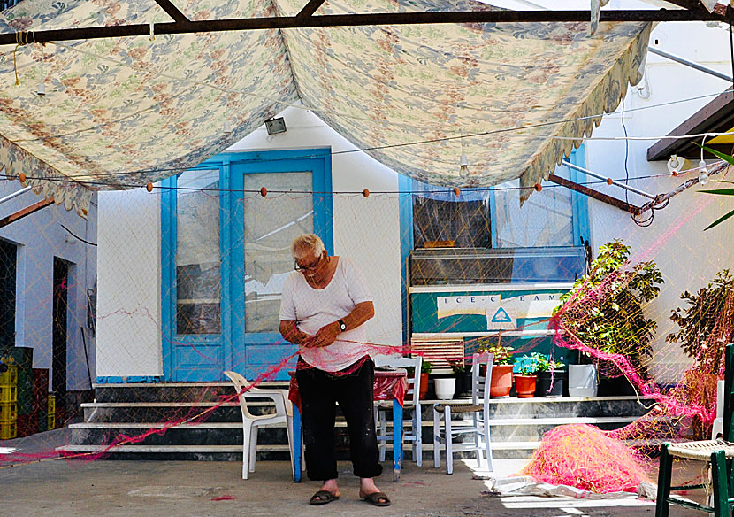 En grekisk fiskare jobbar med sin nät efter morgonens fisketur utanför Agnontas.