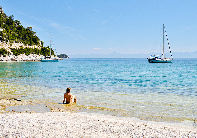 Bada från segelbåtar vid Limnonari beach på Skopelos.