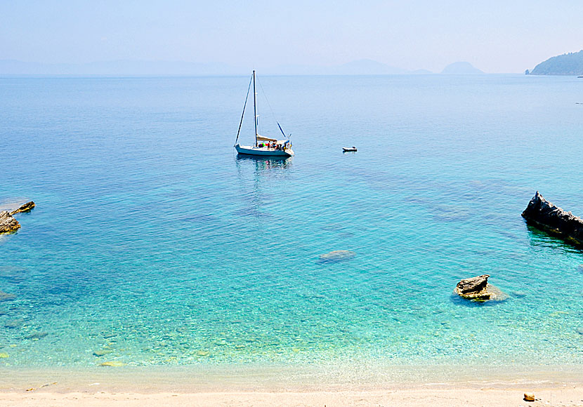 Segla till Mamma Mia-kyrkan på Skopelos i Grekland.