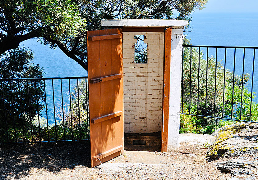 Munkarnas toalett utanför Agios Ioannis church.