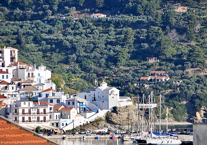 Kyrkan Panagia to Pirgo är något av en symbol för Skopelos.