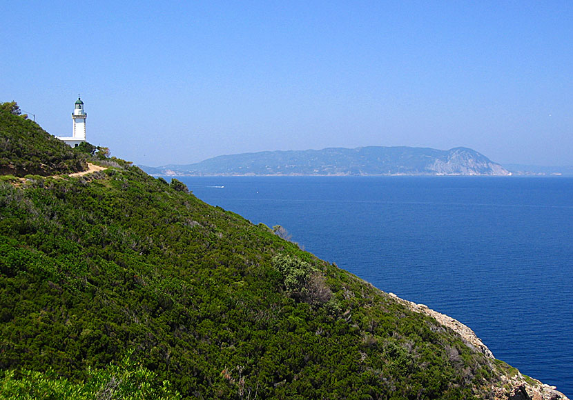 Fyren vid Cape Gourouni ligger 35 kilometer från Skopelos stad, och 9 kilometer från Glossa.
