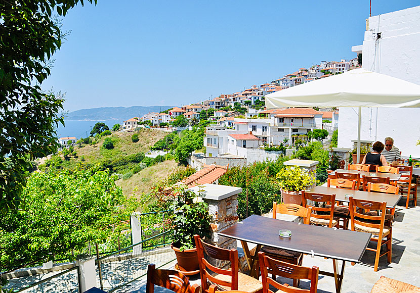 Missa inte den fina byn Glossa när du besöker Mamma Mia-kyrkan på Skopelos.