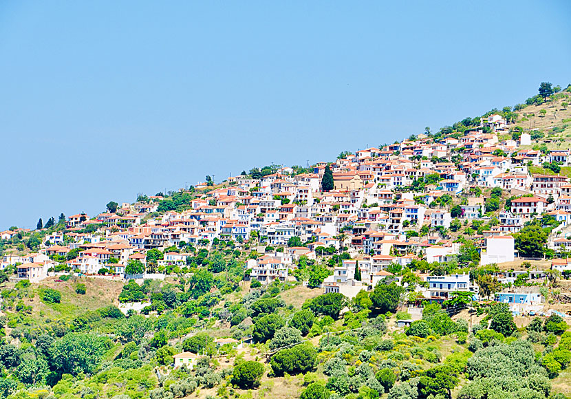 Vy över den fina byn Glossa i Grekland.