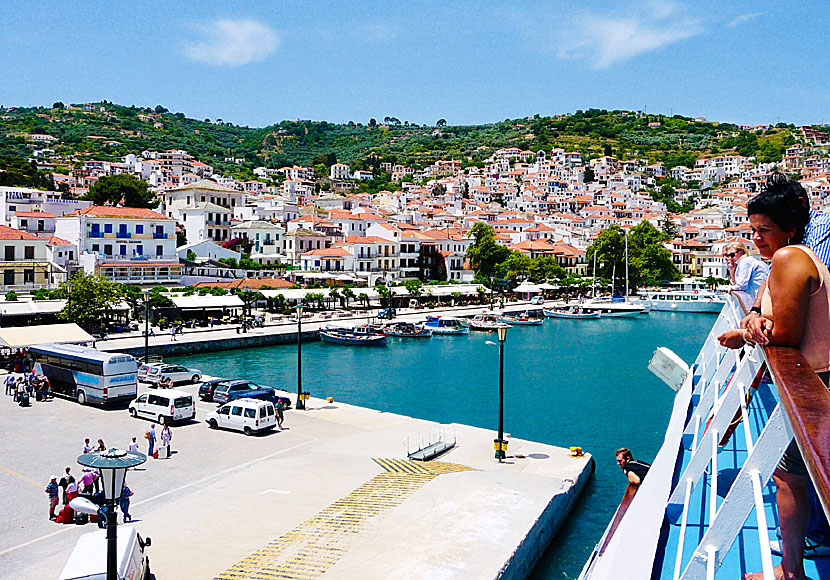 Från hamnen i Skopelos stad går det båtar till Skiathos, Skyros och Alonissos.
