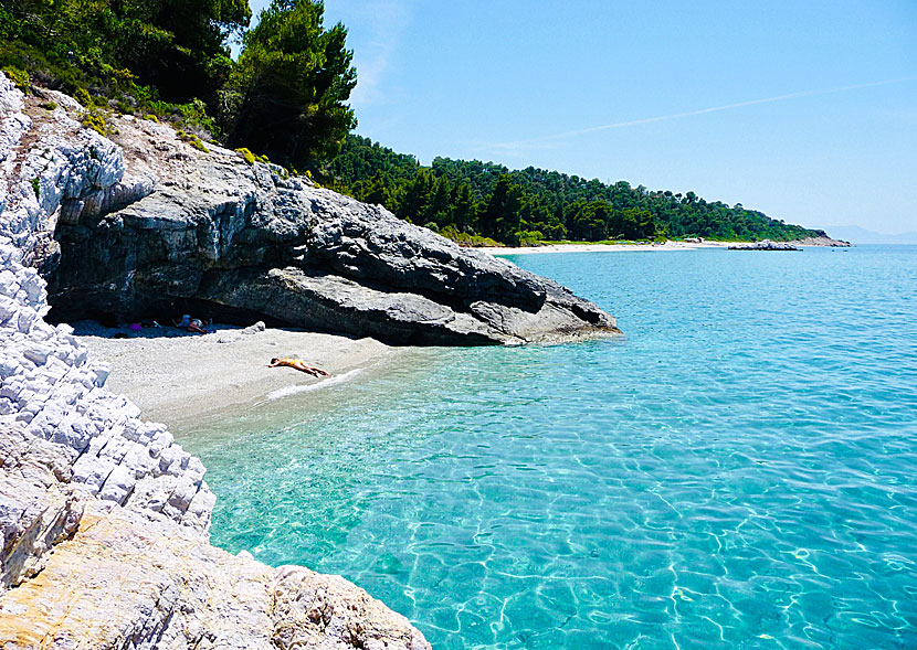 Kalimera beach på Skopelos. Stranden i förgrunden är Milia beach. 