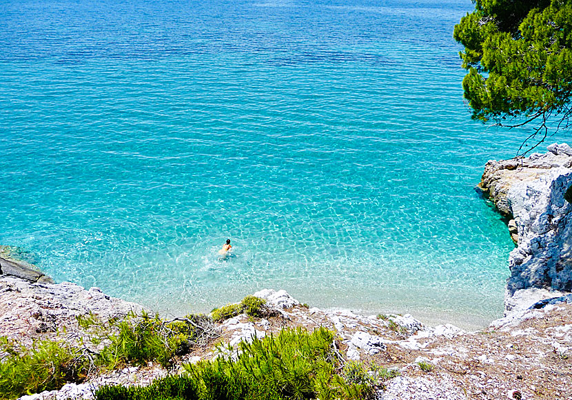 Bada och sola naken på nudiststrand på Skopelos. 