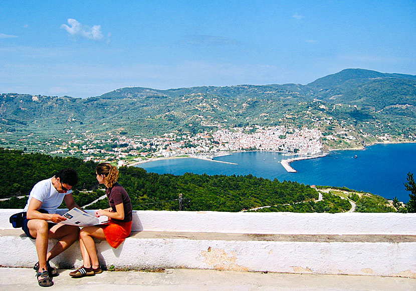 Den fantastiska utsikten över Skopelos stad från vägen upp till klostren.