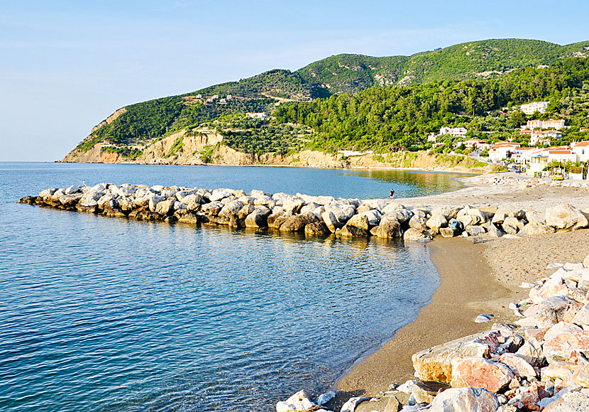 Stranden i Skopelos stad. 