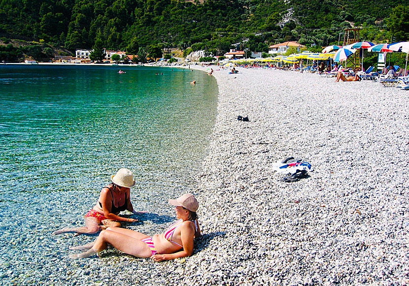 Panormos beach på Skopelos består av småsten och är barnvänlig. 