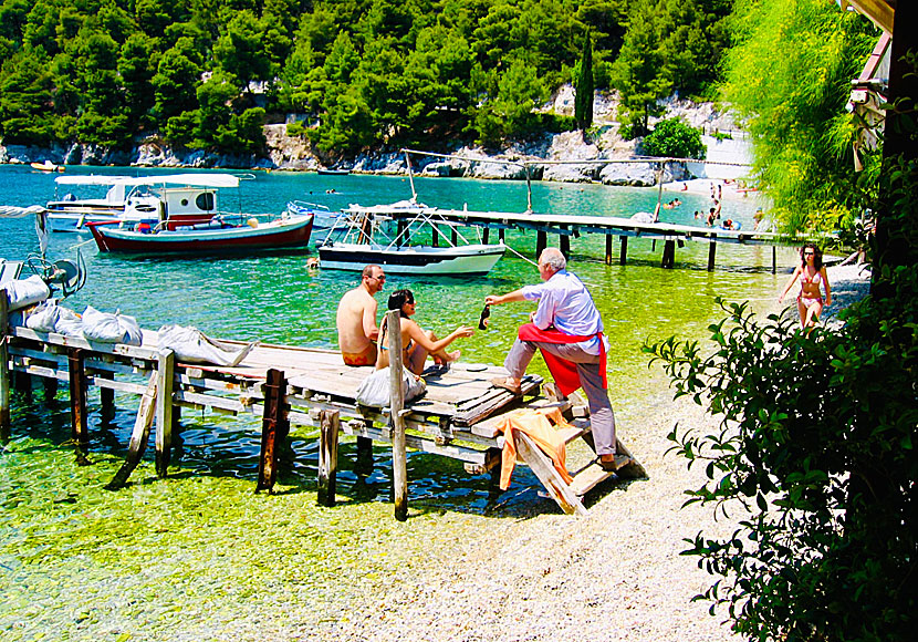 En kall öl i Agnontas på Skopelos.