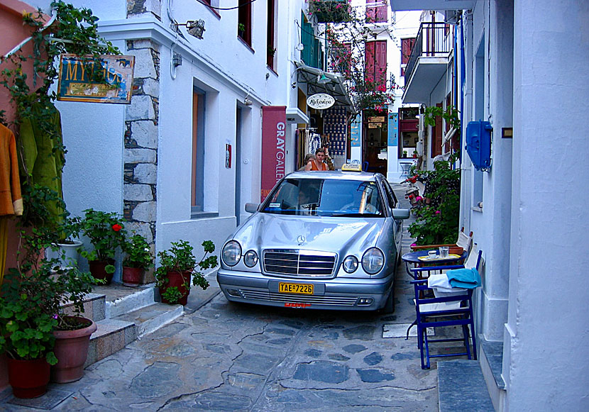 Skopelos gamla stad är fri från motorfordon men taxibilar får köra i de trånga gränderna. 