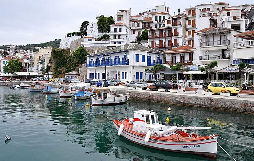 Några av tavernorna vid hamnpromenaden i Skopelos stad.