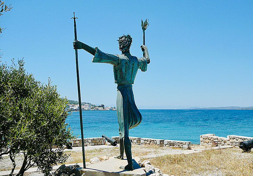 Statyer av Natalia Mela på Spetses i Grekland.