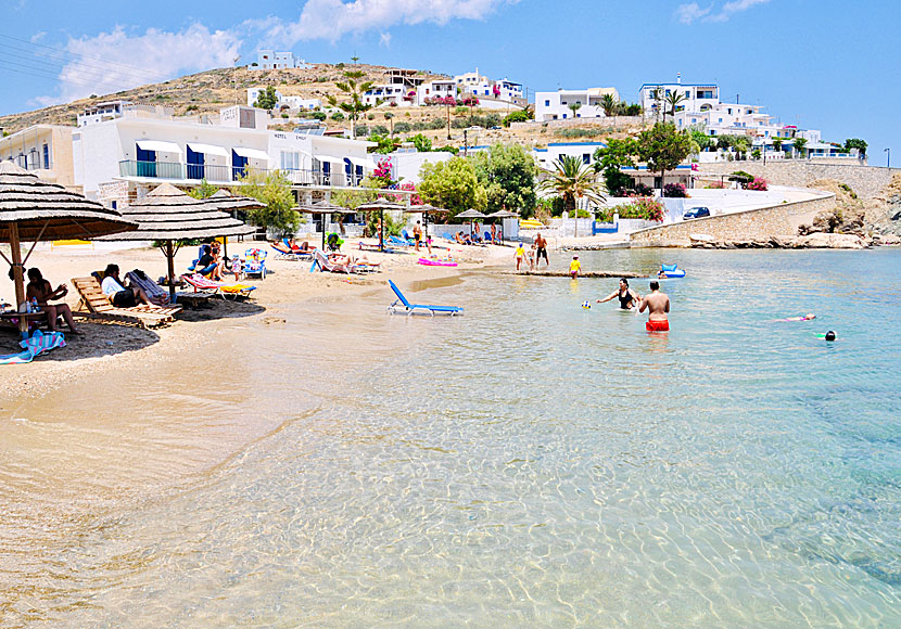 Den barnvänliga sandstranden Achladi nära Vari beach på Syros i Grekland.