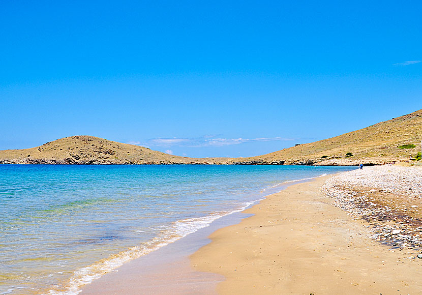 Sandstranden Delfini på ön Syros i Grekland.