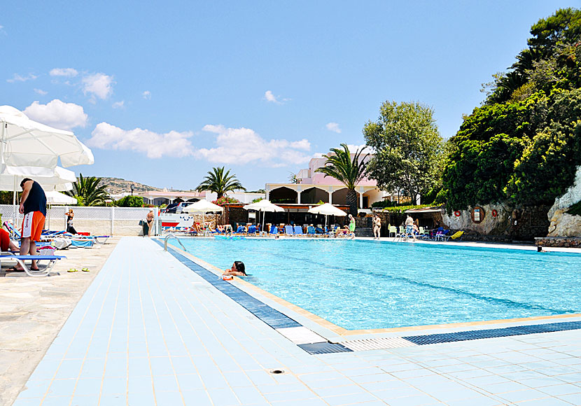 Swimmingpoolen på Dolphin Bay Family Beach Resort i Galissas på Syros. 