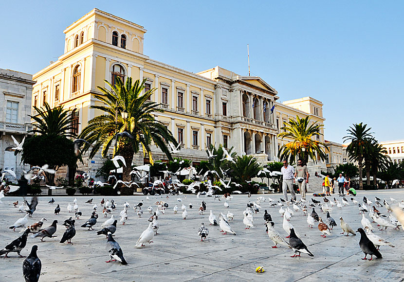 Missa inte det vackra Miaoulitorget när du är i Ermoupolis på Syros i Kykladerna.