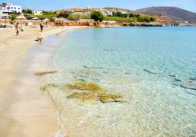 Den barnvänliga sandstranden i Fabrika på Syros i Grekland.