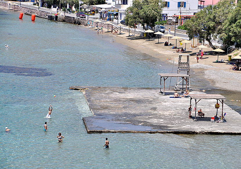 Cementfundamentet med solstolar vid Finikas beach på Syros.