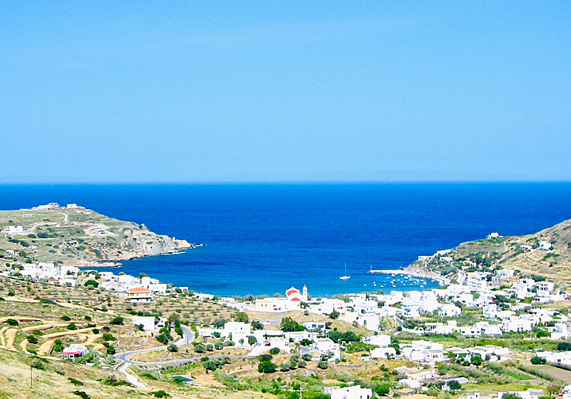 Stranden, byn och hamnen i Kini på Syros. 