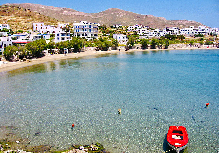 Ovanför Megas Gialos beach på Syros ligger flera tavernor, restauranger, pensionat och hotell.