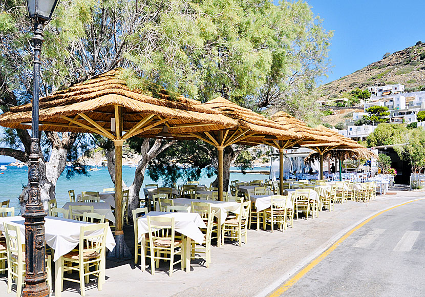 Tavernor och restauranger längs strandpromenaden i Kini på Syros.