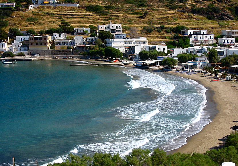 Vädret på Syros. Höga vågor på stranden i Kini på Syros.