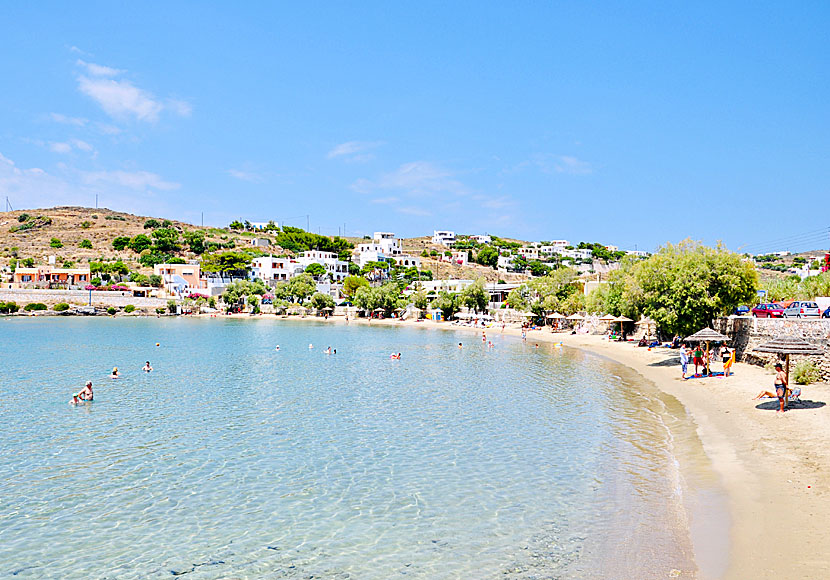 Den barnvänliga stranden i Megas Gialos på Syros i Grekland.