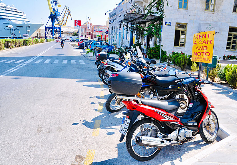 Moped- och biluthyrare i Ermoupolis på Syros.