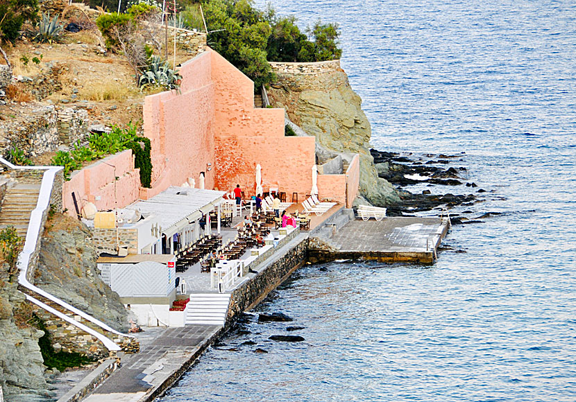 Kafé med solnedgång i Ermoupolis på Syros.