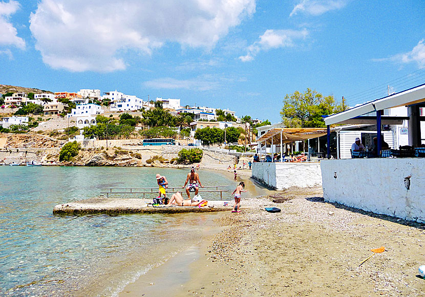 Bra hotell, restauranger och tavernor vid Vari beach på Syros.