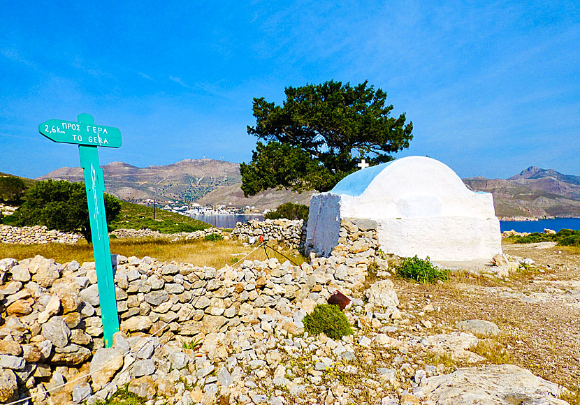 Från det lilla kapellet Agios Ioannis är det 2,6 kilometer vandring till den obebodda byn Gera.