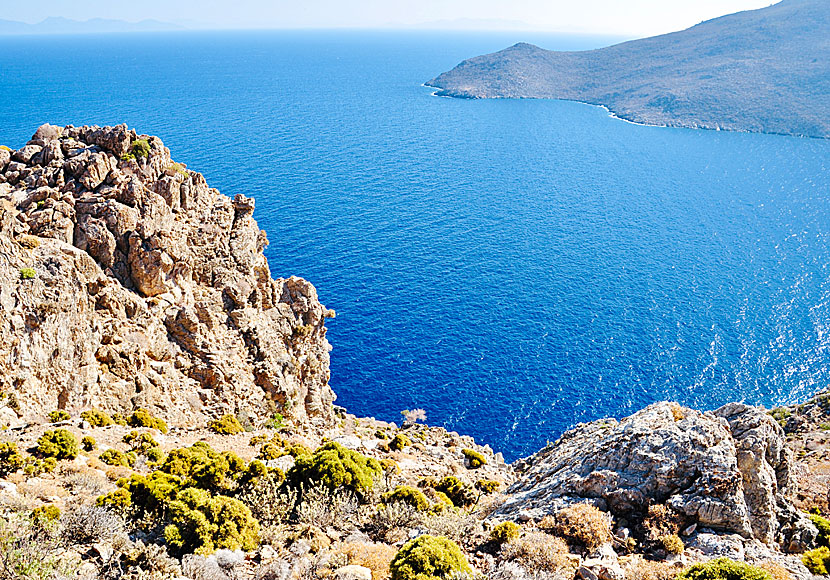 Tilos mäktiga berg, svindlande stup och turkosblåa hav.