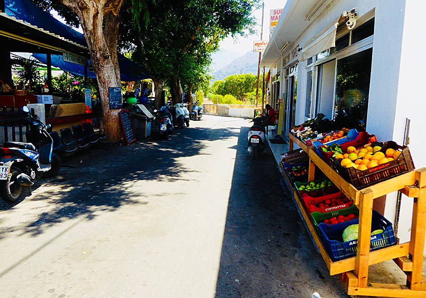 Michalis Taverna till vänster, Jannis Supermarket och mopeduthyrare till höger på Tilos i Grekland.
