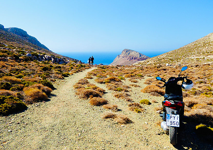 Köra moped till okända stränder på ön Tilos i Grekland.