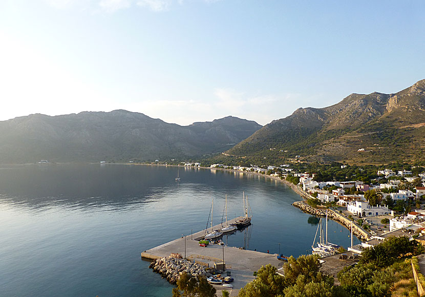 Hamnen och stranden i Livadia på Tilos när solen går upp.  