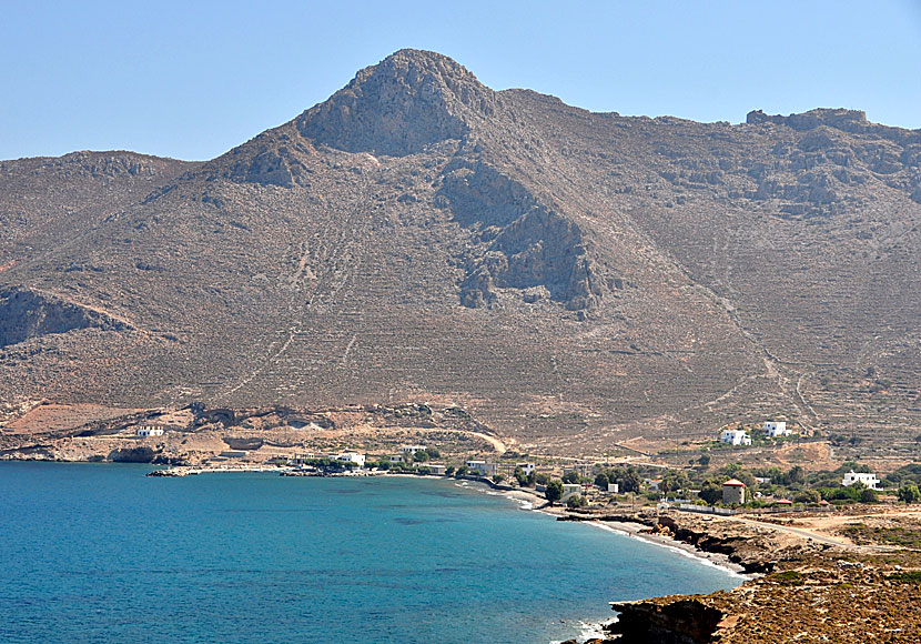 Från Kastro på Tilos har man en vacker utsikt över stränderna Agios Antonios  och  Mylos.