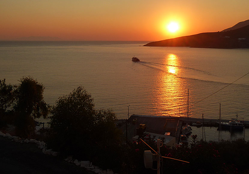 Den lilla bilfärjan Panagia Spiliana lämnar Livadia på Tilos i soluppgången för vidare färd mot Kamiros Skala på Rhodos.