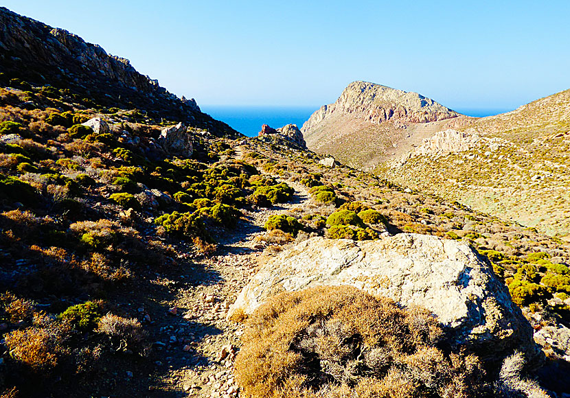 Vandra till Tholos beach på Tilos.