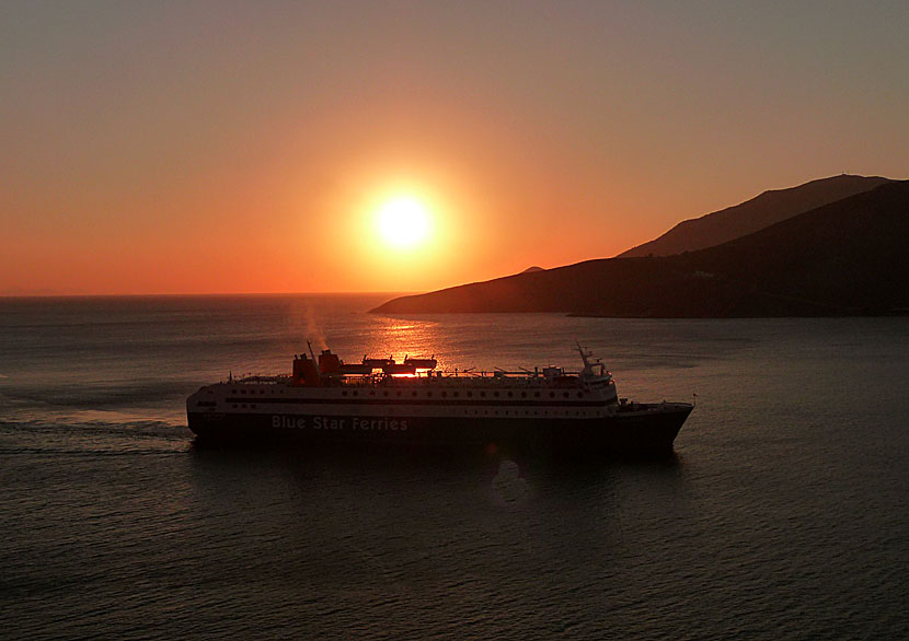 Blue Star Ferries anländer till hamnen i Livadia på Tilos tidigt på morgonen när solen går upp.