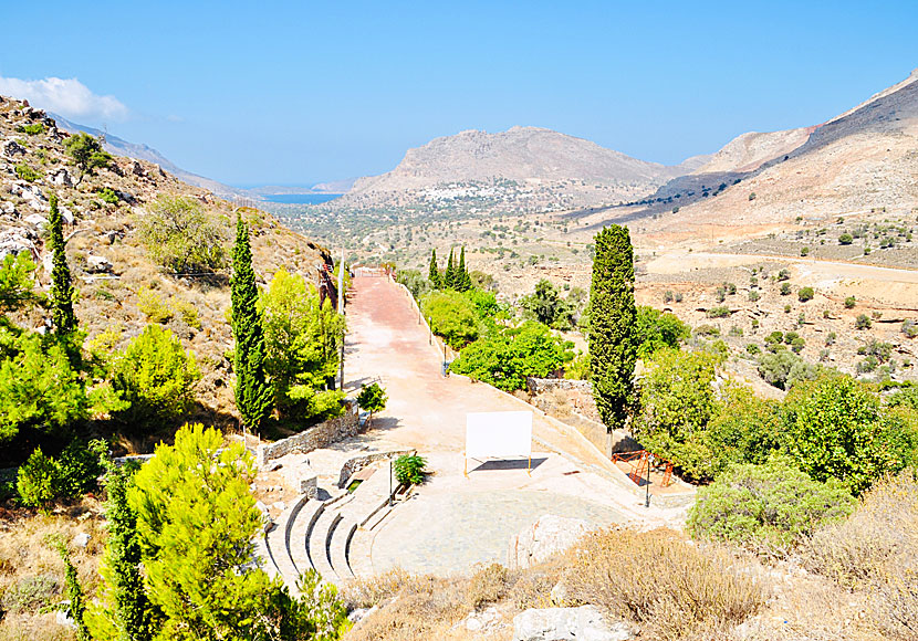 Elefantgrottan Charkadios Cave och elefantmuseet på Tilos ligger nära Megalo Chorio.