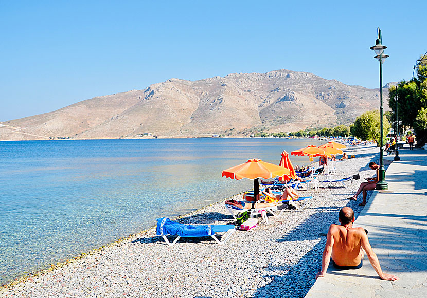 Klapperstenstranden och strandpromenaden i Livadia på Tilos.