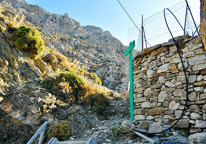 Vandra från klostret Agios Panteleimon till Eristos beach på Tilos.