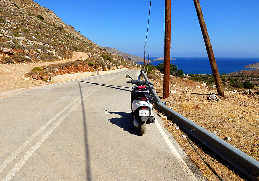 Vägen mellan Tholos och Livadia på Tilos.   